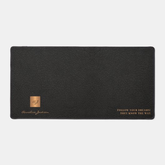 やる気を起こさせる引用文名パーソナライズされた黒レザー デスクマット (正面)