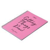 やる気を起こさせる引用文名前をカスタムするピンク毎日プランナー ノートブック (左側)