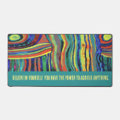 やる気を起こさせる引用文水色ファンキーストライプ デスクマット (正面)