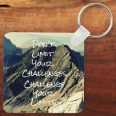 やる気を起こさせる引用文:限界に挑戦 キーホルダー (裏面)