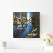 やる気を起こさせる引用文:顔を太陽に… スクエア壁時計 (ホーム)