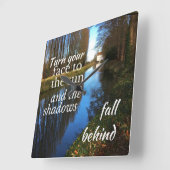 やる気を起こさせる引用文:顔を太陽に… スクエア壁時計 (傾斜)