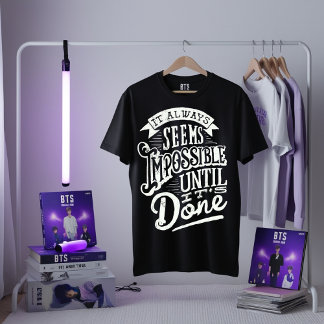 やる気を起こさせる引用文Tシャツ – 完了まで不可能 Tシャツ