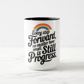 "やる気を起こさせるProgress Mag - Sip and Stayインスパイア" マグカップ (中央)