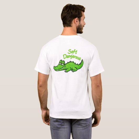 やわらかそうで怖いワニのスマイル 笑ってるけど要注意 Tシャツ (裏面フル)