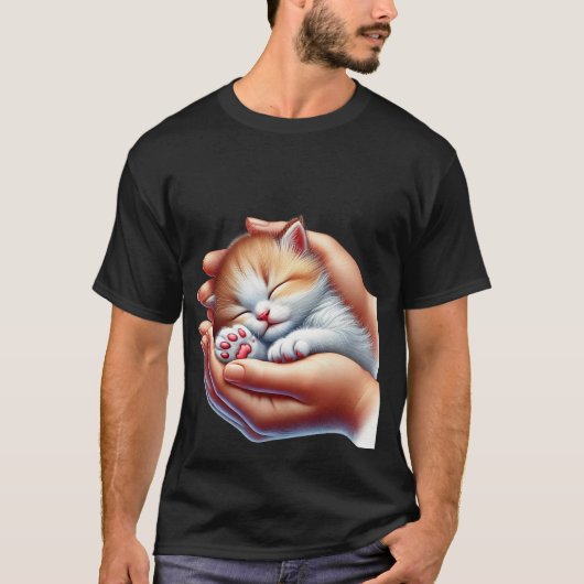 やわらかな手の中の眠る小さな三毛猫 ✨ Tシャツ (正面)