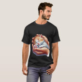 やわらかな手の中の眠る小さな三毛猫 ✨ Tシャツ (正面フル)