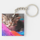 やわらかな眠る新生児の子猫の写真 キーホルダー (裏面)