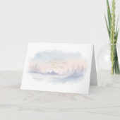 やわらかな雪の降るパステル調の冬の村のシーンのクリスマス シーズンカード (正面)