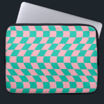 ゆがんだチェックレトロチェッカーボードピンク緑パターン ラップトップスリーブ<br><div class="desc">パステル市松模様にカッコいいブルーの緑とパステルのピンク色の歪んだ。素敵なレトロサイケデリックデザインでワンダーランドへ。ねじれた、波状の、ゆがんだチェッカーボード、歪んだチェック市松模様に、歪んだ寮の学生の名門私立校風のラップトップスリーブカバー。</div>