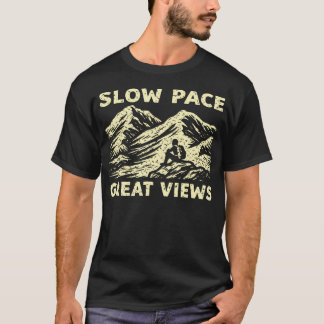 ゆっくりしたペースで素晴らしい景色を楽しむハイカーのためのトランピーシャツ Tシャツ