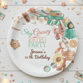 ゆったりとしたレトロな誕生日パーティーを楽しむ ペーパープレート