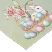 ゆり水彩及びパステルエッグとバニーの入ったバスケット ショートテーブルランナー (コーナー)