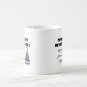 よい船員は決して古く、おもしろいの発言育ちません コーヒーマグカップ (中央)