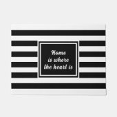 ようこそスタイルブラック&ホワイトストライプパーソナライズされた ドアマット (正面)