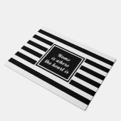 ようこそスタイルブラック&ホワイトストライプパーソナライズされた ドアマット (アングル)