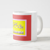 ようこそテーマの色は単語とシルバーレッド黄色 ジャンボコーヒーマグカップ (正面右)