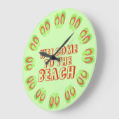 ようこそビーチグリーンビーチサンダル休暇 ラージ壁時計 (傾斜)