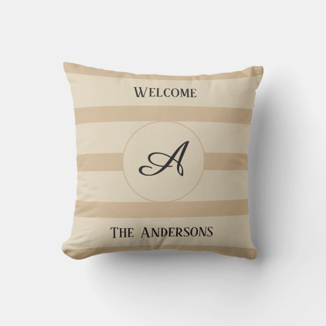 ようこそモノグラムファミリ名タン色のストライプ アウトドアクッション (正面)