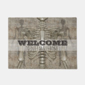 ようこそ不気味不気味なスケルトンのハロウィンドアフォーマット ドアマット (正面)