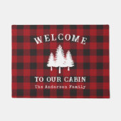 ようこそ我々のキャビンの木に赤いバッファロープレイド ドアマット (正面)