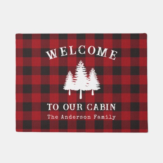 ようこそ我々のキャビンの木に赤いバッファロープレイド ドアマット (正面)