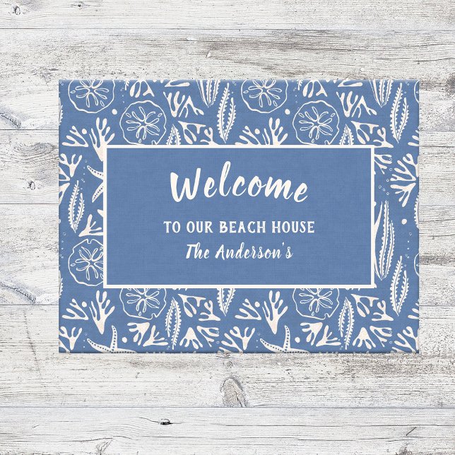 ようこそ我々のビーチハウスネイビー – ブルーハンドドロッド ドアマット (Welcome your friends with the charm of the ocean using this customizable navy-blue coastal Doormat.
)