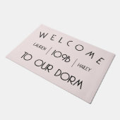 「ようこそ我々の寮」名前をカスタムするとRoom# Dorm ドアマット (アングル)