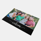 ようこそ文字と家族の写真、黒 ドアマット (アングル)