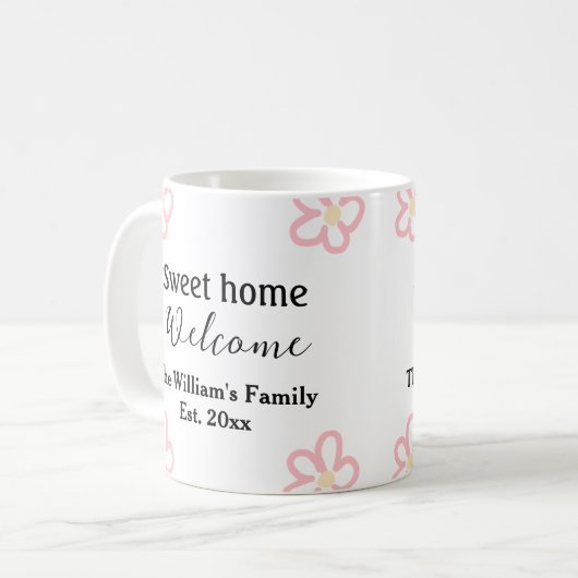 ようこそ甘い家を追加する家族の名前の年Est。文字 コーヒーマグカップ (正面左)