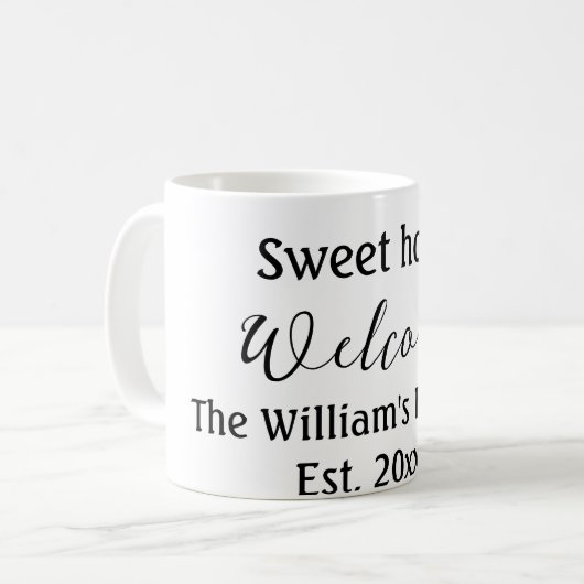 ようこそ甘い家を追加する家族の名前の年Est。文字 コーヒーマグカップ (正面左)