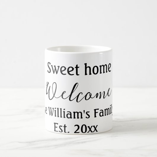 ようこそ甘い家を追加する家族の名前の年Est。文字 コーヒーマグカップ (中央)