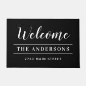 ようこそ白黒のパーソナライズされたファミリ名 ドアマット (正面)
