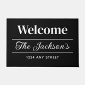 ようこそ白黒のパーソナライズされたファミリ名 ドアマット (正面)