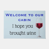 ようこそ私たちのキャビンへ願うワインを持って来た ドアマット (正面)