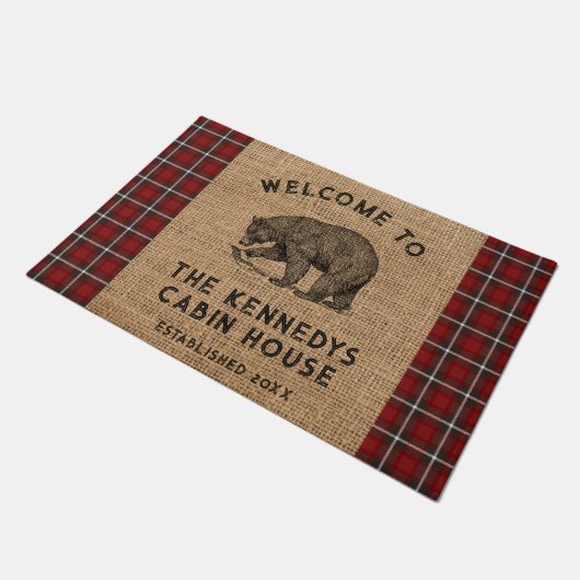 ようこそ私たちのキャビンベアファミリー名Burlap Plaid ドアマット (アングル)