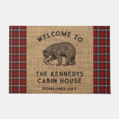ようこそ私たちのキャビンベアファミリー名Burlap Plaid ドアマット (正面)