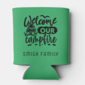 ようこそ私たちのキャンプファイア名前をカスタムする 缶クーラー (裏面)