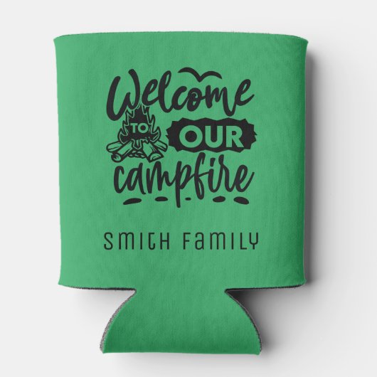 ようこそ私たちのキャンプファイア名前をカスタムする 缶クーラー (裏面)