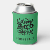 ようこそ私たちのキャンプファイア名前をカスタムする 缶クーラー (缶裏面)