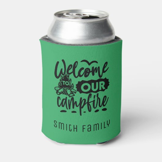 ようこそ私たちのキャンプファイア名前をカスタムする 缶クーラー (缶裏面)