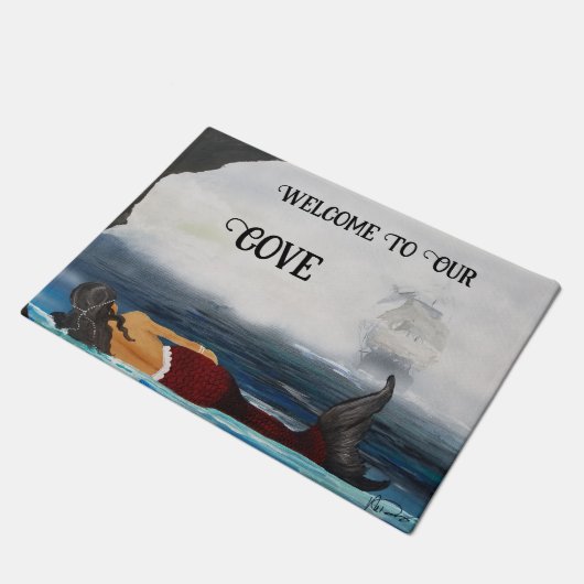 ようこそ私たちのコーブマーメイド ドアマット (アングル)