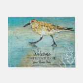 ようこそ私たちのビーチハウスウェザードサンドパイパーアート ドアマット (正面)