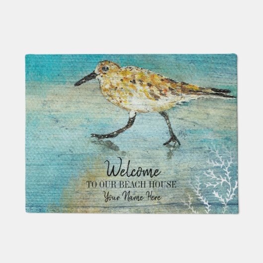 ようこそ私たちのビーチハウスウェザードサンドパイパーアート ドアマット (正面)