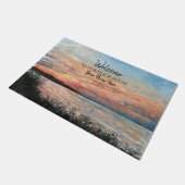 ようこそ私たちのビーチハウスサンセットアート ドアマット (アングル)