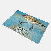 ようこそ私たちのビーチハウスサンドパイパーパーソナライズされた ドアマット (アングル)