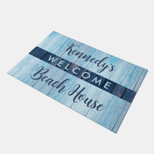 ようこそ私たちのビーチハウスファミリーネームブルーウッド ドアマット (アングル)