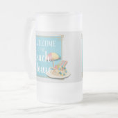 ようこそ私たちのビーチハウス – デザインNo 1 フロストグラスビールジョッキ (正面左)