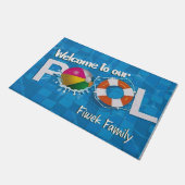 ようこそ私たちのプール、カスタム夏期プールマット ドアマット (アングル)