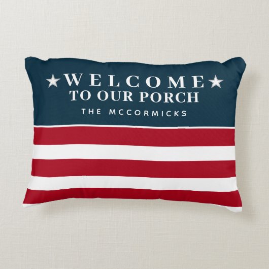 ようこそ私たちのポーチアメリカ国旗のファミリーモノグラム アクセントクッション (裏面)